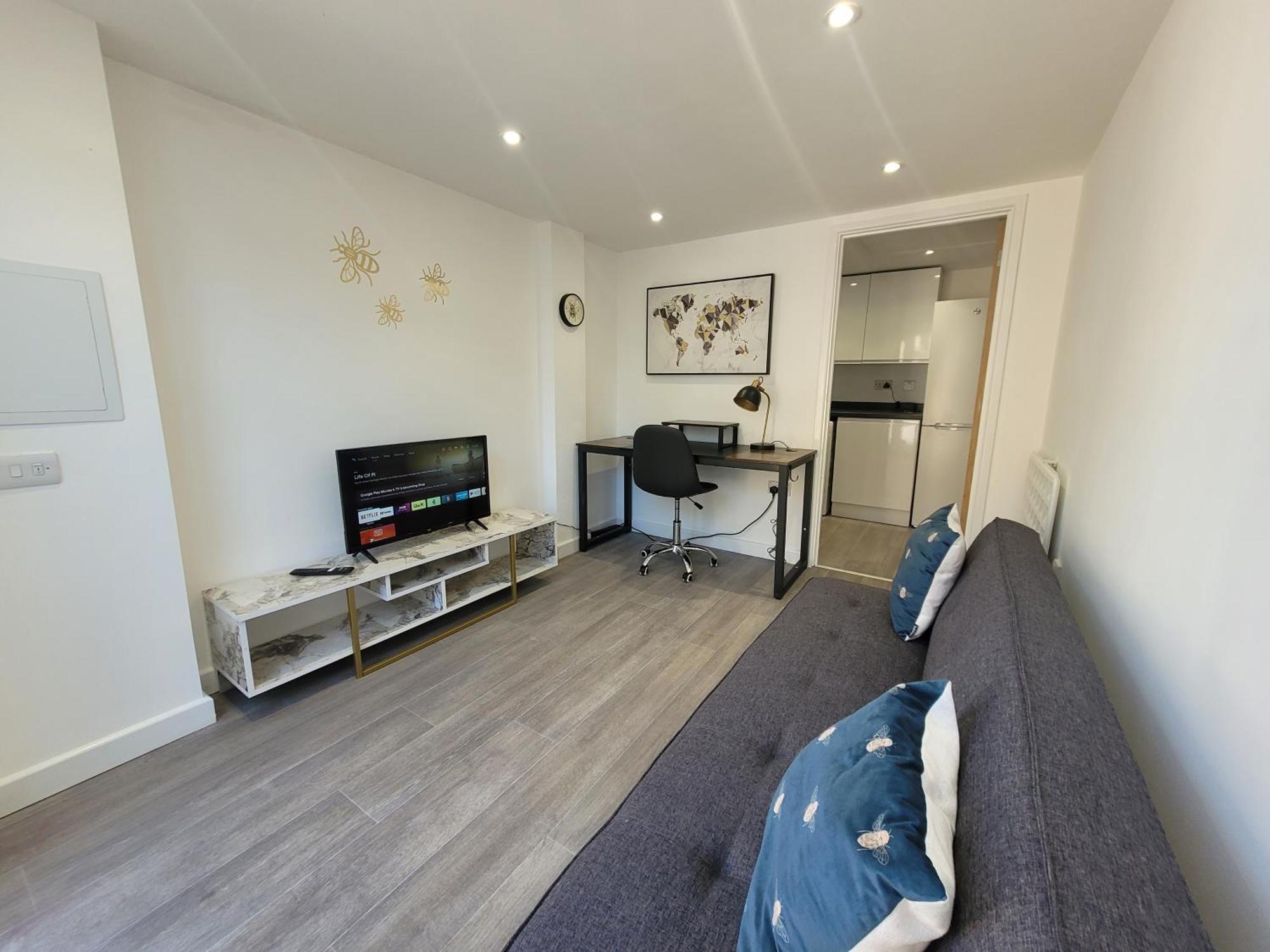 Bumblebee Bungalow - With Separate Office And Gaming Space By Catchpole Stays Colchester Exteriör bild